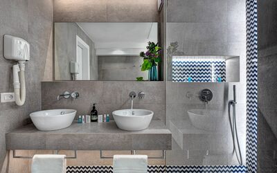 Bilocale Classic Wave: Miroir, Robinet, Luminaire Plomberie, Évier, Lavabo, Propriété, Bâtiment, Armoire De Toilette, Salle De Bains, Rectangle