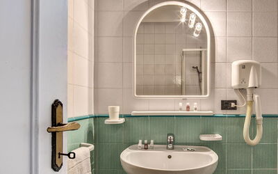 Trilocale Standard Wave: Miroir, Robinet, Luminaire Plomberie, Évier, Lavabo, Propriété, Produit, Salle De Bains, Bois, Design Intérieur