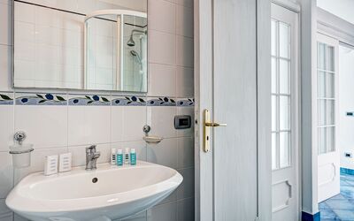 Bilocale Superior Wave: Robinet, Luminaire Plomberie, Évier, Propriété, Bleu, Bâtiment, Lavabo, Porte, Salle De Bains, Violet