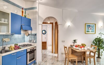 Bilocale Deluxe Wave: Cabinetry, Propriété, Meubles, Plante, Bâtiment, Comptoir, Chaise, Bleu, Plante D'Appartement, Tiroir