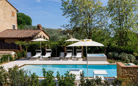 Villa Pianora: L'Eau, Plante, Ciel, Piscine, Arbre, Ombre, Mobilier De Jardin, Nuage, Loisir, Bâtiment