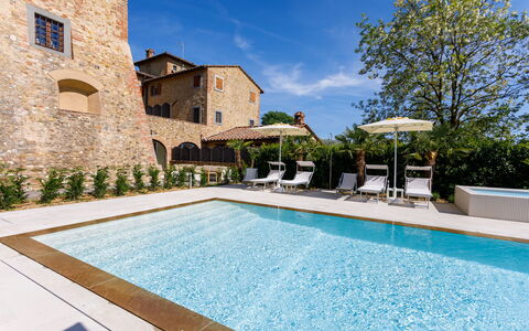 Villa Pianora: L'Eau, Plante, Propriété, Bâtiment, Ciel, Fenêtre, Piscine, Bleu Azur, Nuage, Arbre