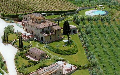 Sole Del Chianti: Bâtiment, Plante, Propriété, Vert, Arbre, Lot Terre, Maison, Design Urbain, Paysage, Espace Public