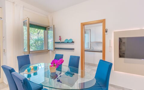 Villa Talise: Table, Meubles, Propriété, Chaise, Bleu Azur, Bois, Fenêtre, Design Intérieur, Sol, Sol