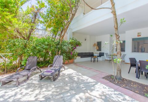 Villa Talise: Meubles, Plante, Chaise, Table, Jaune, Design Intérieur, Bâtiment, Plante D'Appartement, Canapé, Pot De Fleur