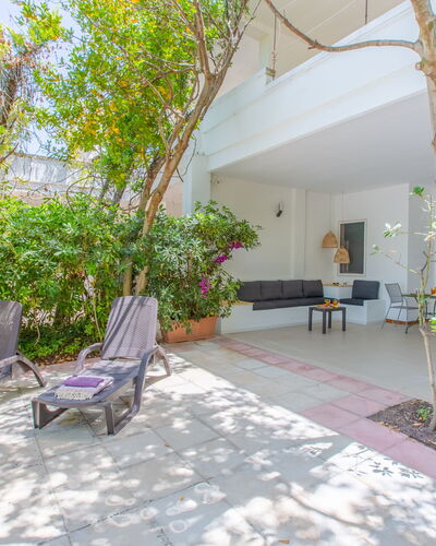 Villa Talise: Meubles, Plante, Chaise, Table, Jaune, Design Intérieur, Bâtiment, Plante D'Appartement, Canapé, Pot De Fleur
