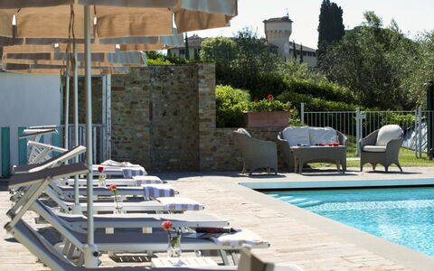 Chianti Fornace 1: L'Eau, Plante, Piscine, Mobilier De Jardin, Ombre, Architecture, Balancelle, Bâtiment, Parapluie, Loisir