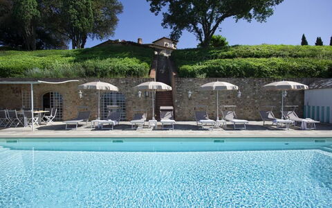 Chianti Fornace 1: L'Eau, Ciel, Plante, Piscine, Arbre, Ombre, Mobilier De Jardin, Bâtiment, Composite, Herbe