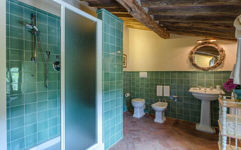 Villa Castellaccio: Miroir, Luminaire Plomberie, Évier, Salle De Bains, Robinet, Douche, Design Intérieur, Violet, Bâtiment, Sol