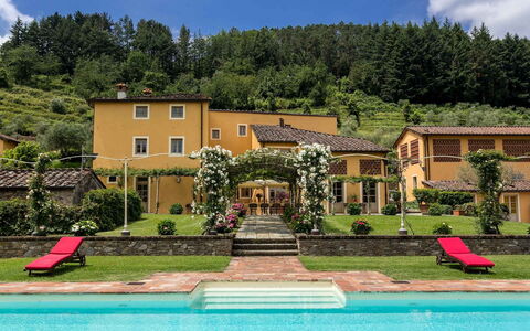 Villa Castellaccio: L'Eau, Plante, Ciel, Nuage, Propriété, Bâtiment, Fenêtre, Arbre, La Nature, Vert