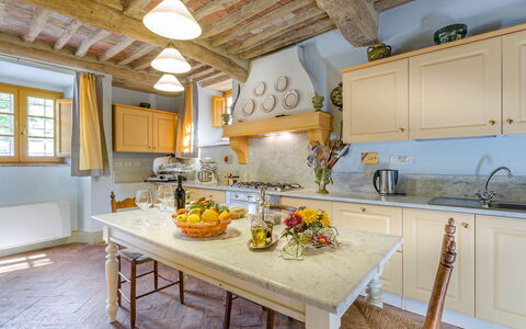 Villa Castellaccio: Cabinetry, Meubles, Fenêtre, Comptoir, Cuisine, Éclairage, Bois, Design Intérieur, Table, Appareil De Cuisine