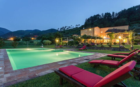 Villa Castellaccio: Ciel, Plante, Bâtiment, Propriété, L'Eau, Piscine, La Nature, Arbre, Mobilier De Jardin, Éclairage