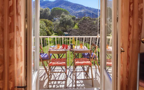 Apartment Fernanda - Levanto: Propriété, Ciel, Bleu Azur, Bâtiment, Bois, Design Intérieur, Clôture, Porche, Ombre, Sol