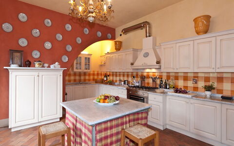 Villa Guasperini: Cabinetry, Comptoir, Meubles, Propriété, Table, Bois, Orange, Design Intérieur, Éclairage, Cuisine