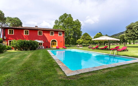 Villa Guasperini: L'Eau, Nuage, Plante, Ciel, Bâtiment, Propriété, Piscine, Arbre, Fenêtre, Chaise