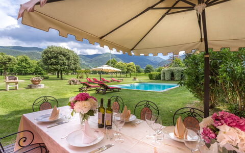 Villa Guasperini: Fleur, Plante, Table, L'Eau, Propriété, Meubles, Vaisselle, Parapluie, Chaise, Mobilier De Jardin