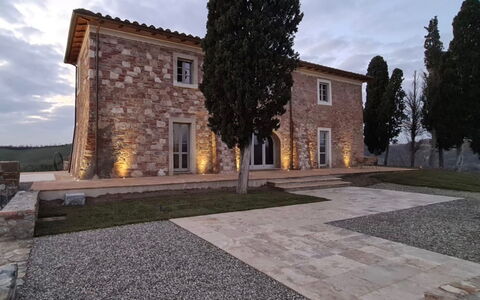 Casa Insieme: Ciel, Plante, Nuage, Propriété, Fenêtre, Bâtiment, Arbre, Surface De La Route, Asphalte, Lot Terre
