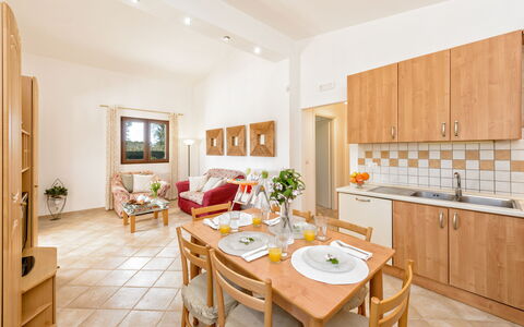 Villa Käthe Con Piscina Privata: Meubles, Cabinetry, Table, Orange, Bois, Comptoir, Chaise, Plante D'Appartement, Design Intérieur, Cuisine