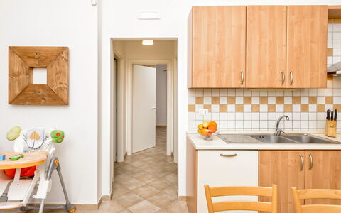Villa Käthe Con Piscina Privata: Cabinetry, Meubles, Comptoir, Évier, Evier, Robinet, Orange, Bois, Bâtiment, Design Intérieur