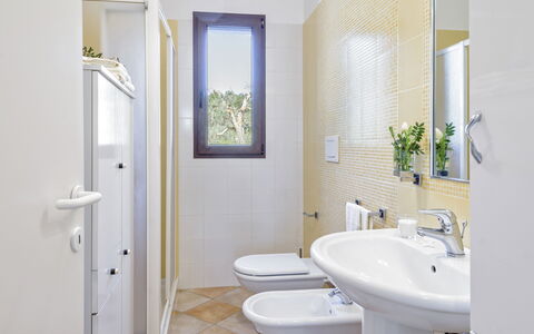 Villa Käthe Con Piscina Privata: Robinet, Luminaire Plomberie, Miroir, Plante, Évier, Lavabo, Propriété, Salle De Bains, Violet, Design Intérieur