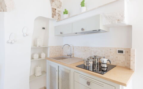 Romeo e Giulietta - Terrazza Vista Mare: Cabinetry, Comptoir, Blanc, Produit, Robinet, Rayonnage, Évier, Design Intérieur, Cuisine, Bois