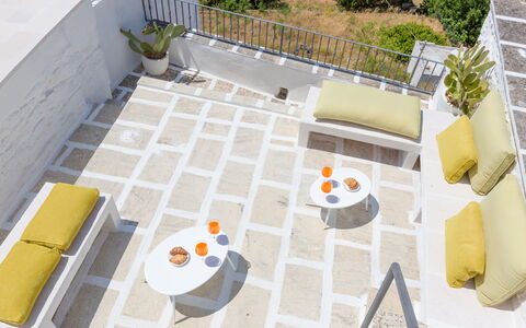 Romeo e Giulietta - Terrazza Vista Mare: Plante, Design Intérieur, Design Urbain, Jaune, Bâtiment, Sol, Sol, Chaise, Bois, Immobilier