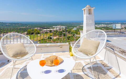 Romeo e Giulietta - Terrazza Vista Mare: Ciel, Table, Meubles, Vaisselle, Produit, Chaise, Bleu Azur, Mobilier De Jardin, Design Intérieur, Bâtiment