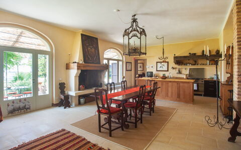 Villa Monia: Table, Meubles, Propriété, Canapé, Cadre, Chaise, Bâtiment, Bois, Fenêtre, Éclairage