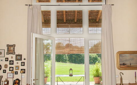 Villa Monia: Meubles, Fenêtre, Bâtiment, Plante, Maison, Bois, Textile, Ombre, Immobilier