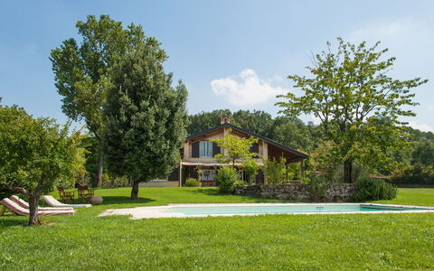 Villa Monia: Plante, Nuage, Ciel, Bâtiment, Paysage Naturel, Arbre, Lot Terre, Architecture, Chalet, Maison