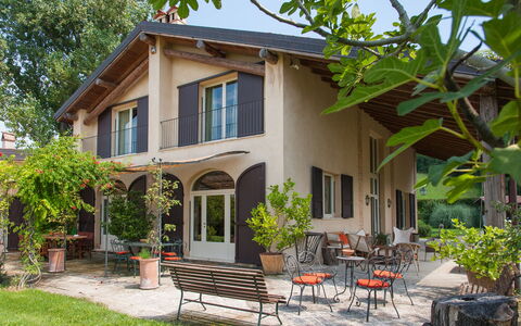 Villa Monia: Bâtiment, Plante, Propriété, Fenêtre, Meubles, Maison, Arbre, Ciel, Ombre, Porte
