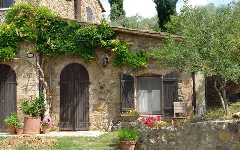 Tenuta Le Sodole: Plante, Bâtiment, Fenêtre, Propriété, Pot De Fleur, Porte, Fleur, Végétation, Arbre