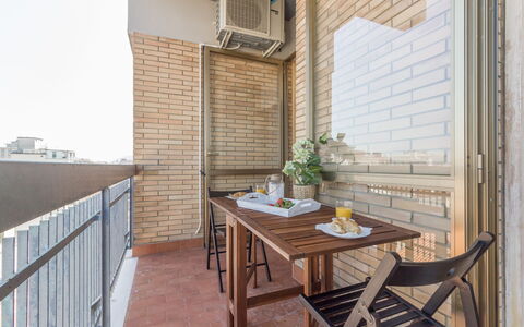 Cattolica Sea Loft: Table, Meubles, Propriété, Bâtiment, Pot De Fleur, Bois, Chaise, Cuisine, Brique, Plante