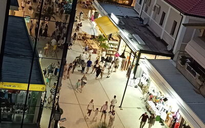 Cattolica Sea Loft: Bâtiment, Fenêtre, Infrastructure, Design Urbain, Quartier, Espace Public, Foule, Ville, Loisir