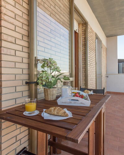 Cattolica Sea Loft: Table, Propriété, Vaisselle, Bâtiment, Fenêtre, Aliments, Bois, Ciel, Design Intérieur, Ombre