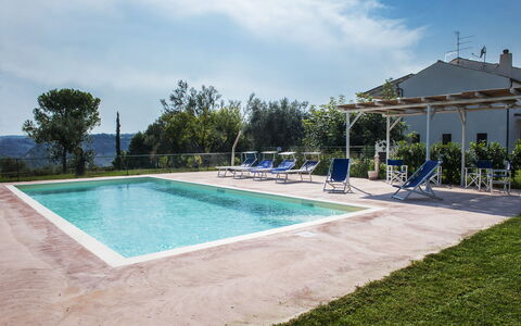 Villa Degli Aranci: L'Eau, Ciel, Nuage, Plante, Piscine, Ombre, Rectangle, Herbe, Loisir, Composite