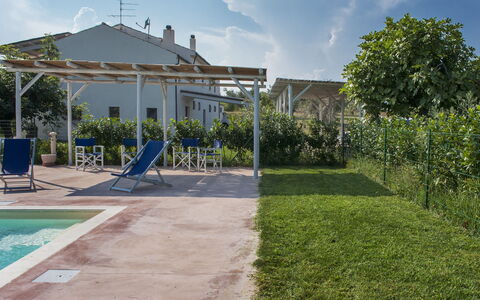 Villa Degli Aranci: Nuage, Plante, Ciel, Propriété, Bâtiment, Arbre, Lot Terre, Ombre, Design Urbain, Maison