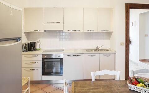Villa Degli Aranci: Cabinetry, Evier, Comptoir, Évier, Meubles, Cuisinière, Appareil De Cuisine, Cuisine, Électroménager, Bois