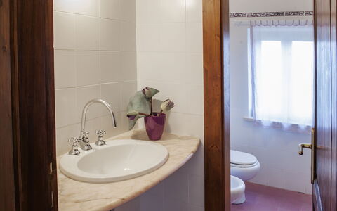 Villa Degli Aranci: Marron, Miroir, Robinet, Évier, Luminaire Plomberie, Lavabo, Propriété, Photographier, Violet, Salle De Bains
