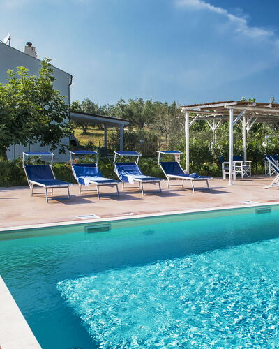 Villa Degli Aranci: L'Eau, Nuage, Plante, Ciel, Propriété, Piscine, Bleu Azur, Arbre, Ombre, Bâtiment