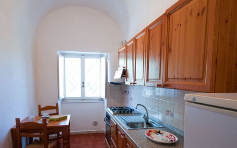 Holiday Home Giannella: Cabinetry, Meubles, Propriété, Comptoir, Evier, Fenêtre, Bâtiment, Bois, Évier, Cuisine