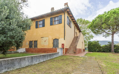 Holiday Home Giannella: Plante, Bâtiment, Propriété, Ciel, Fenêtre, Arbre, Nuage, Lot Terre, Herbe, Chalet