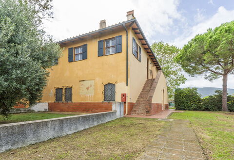 Holiday Home Giannella: Plante, Bâtiment, Propriété, Ciel, Fenêtre, Arbre, Nuage, Lot Terre, Herbe, Chalet