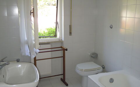 Casa Argentario: Luminaire Plomberie, Propriété, Baignoire, Évier, Robinet, Salle De Bains, Fenêtre, Bâtiment, Violet