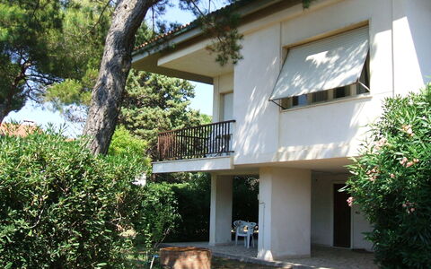 Casa Argentario: Bâtiment, Plante, Ombre, Arbre, Architecture, Chalet, Loisir, Zone Résidentielle, Immobilier, Fenêtre