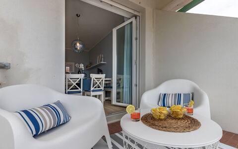 Conero Suite: Meubles, Propriété, Confort, Produit, Bleu Azur, Textile, Bois, Éclairage, Bâtiment, Orange