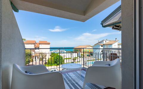 Conero Suite: Ciel, Nuage, Jour, Bâtiment, Propriété, Ombre, Bleu Azur, Architecture, Design Intérieur