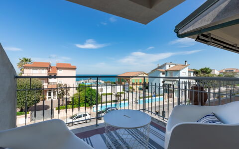 Conero Suite: Ciel, Bâtiment, Meubles, Jour, Propriété, Nuage, Chaise, Bleu Azur, Bleu, Ombre