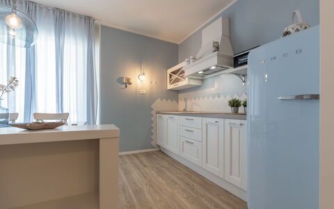 Conero Suite: Cabinetry, Propriété, Meubles, Comptoir, Bâtiment, Cuisine, Design Intérieur, Fenêtre, Bois, Architecture