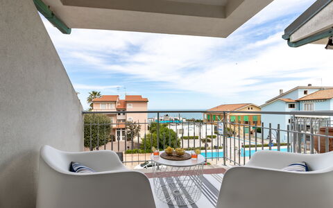 Conero Suite: Ciel, Nuage, Propriété, Bâtiment, Ombre, Chaise, Design Intérieur, Architecture, Immobilier, Mobilier De Jardin